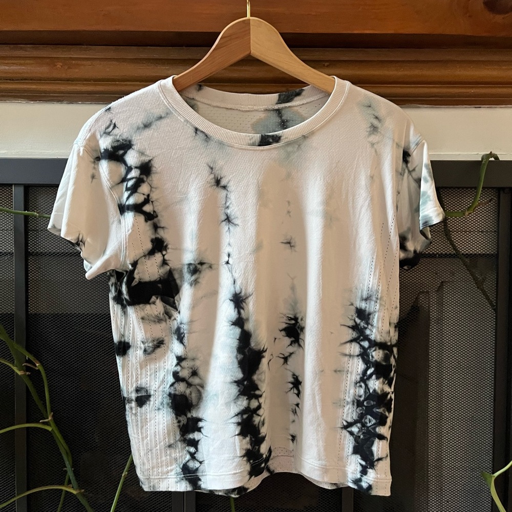 lululemon athletica White and Dark Blue Tie-Dye Short Sleeve Athletic Tee - S
